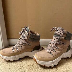 NEW-NEVER WORN- Sorel Women's Kinetic Impact Conquest